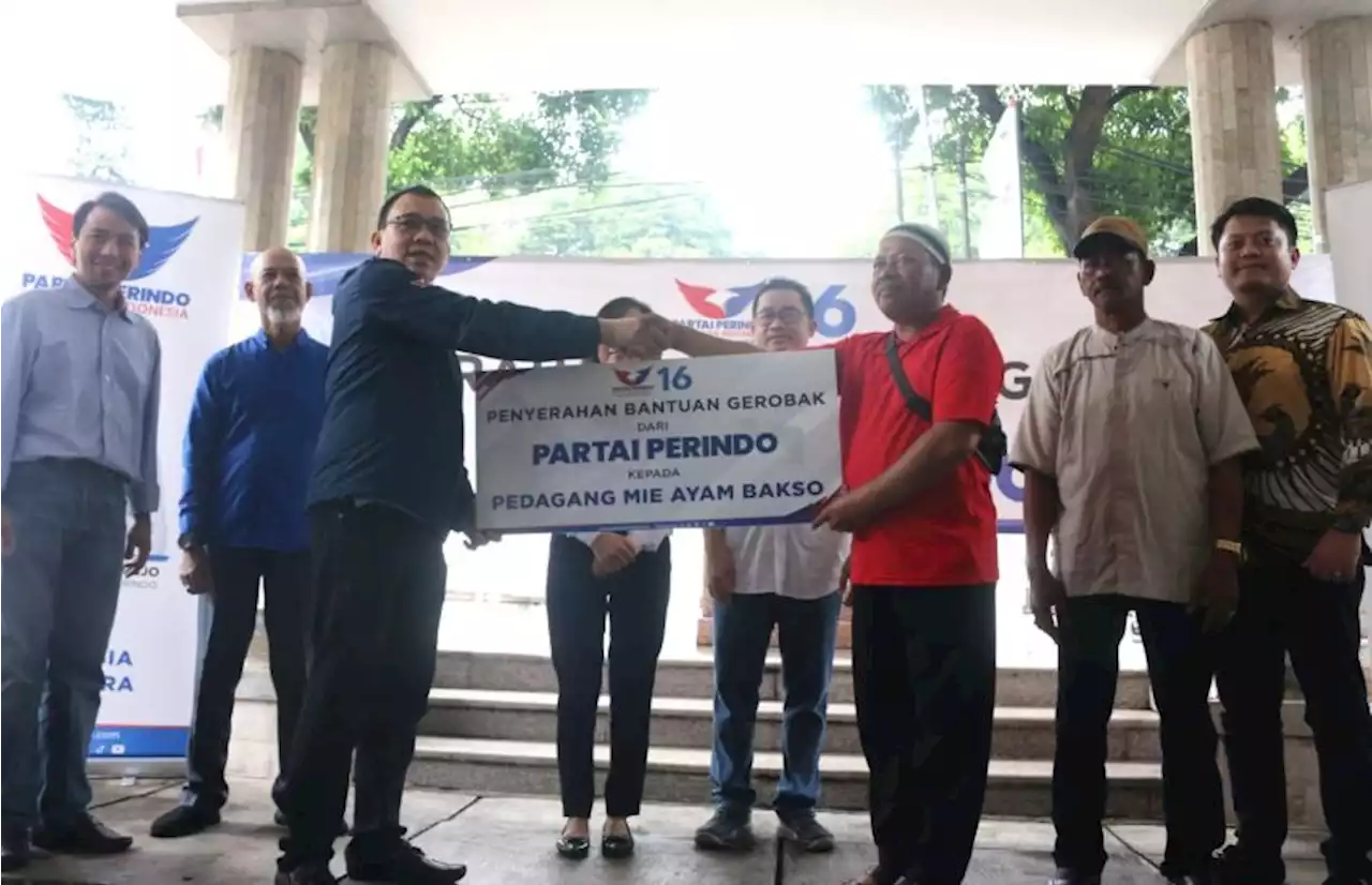 Dapat Bantuan Gerobak Perindo, Pedagang Mi Ayam Bakso: Semoga Makin Lancar dan Semangat Dagang