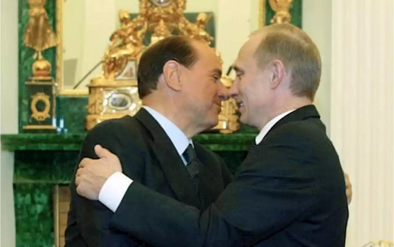 Putin chiede minuto silenzio per Berlusconi durante Forum economico