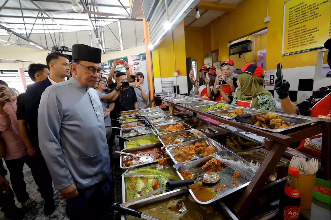 Anwar enjoys grilled fish with rice for lunch at Cyberjaya food court