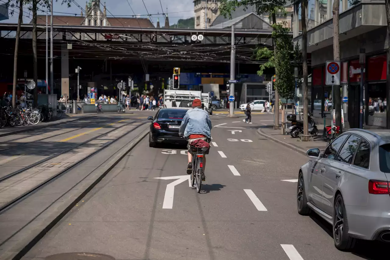 Abbau von Autospur – Neuer Velostreifen beim Zürcher Hauptbahnhof