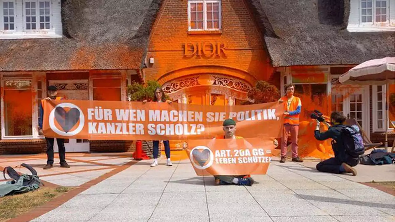 Klimaaktivisten in Kampen: „Letzte Generation“ färbt Luxusgeschäfte auf Sylt orange