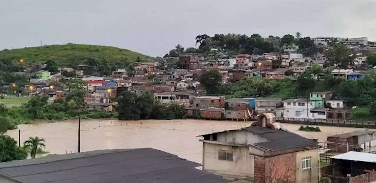 Transbordamento de rio causa alagamentos e moradores ficam ilhados em PE