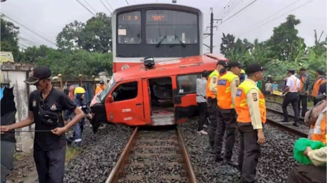 Angkot Merah Tertabrak KRL di Antara Stasiun Citayam dan Depok hingga Penyok