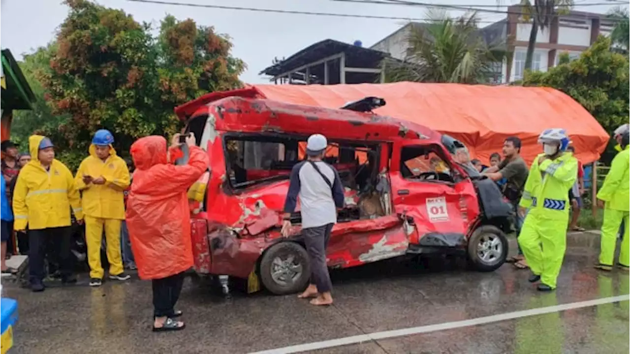 Detik-detik Angkot Ceper Nyangkut di Rel, Terseret KRL hingga 50 meter