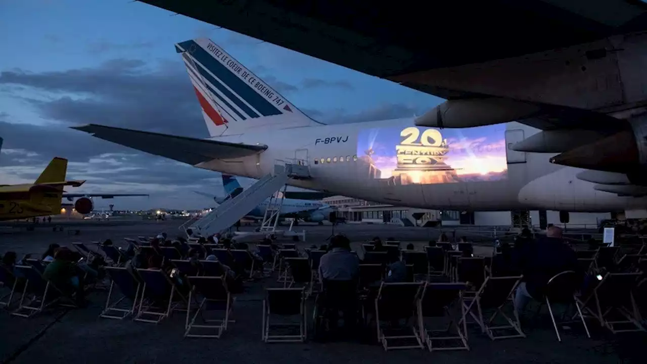 Regarder un film projeté sur un avion ? C'est possible !