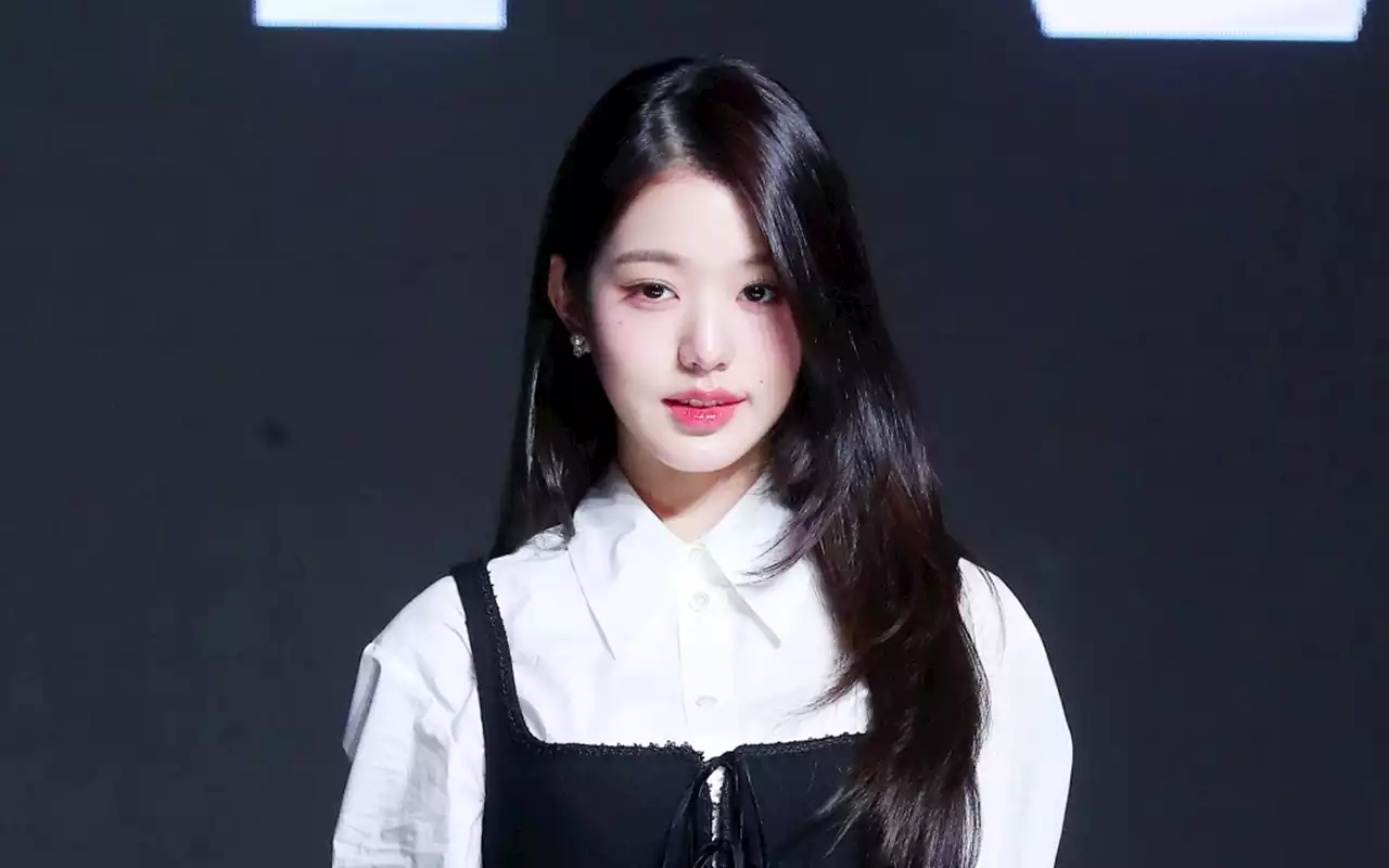 Wonyoung IVE Pakai Gaun Mini di Bandara, Topinya Curi Fokus