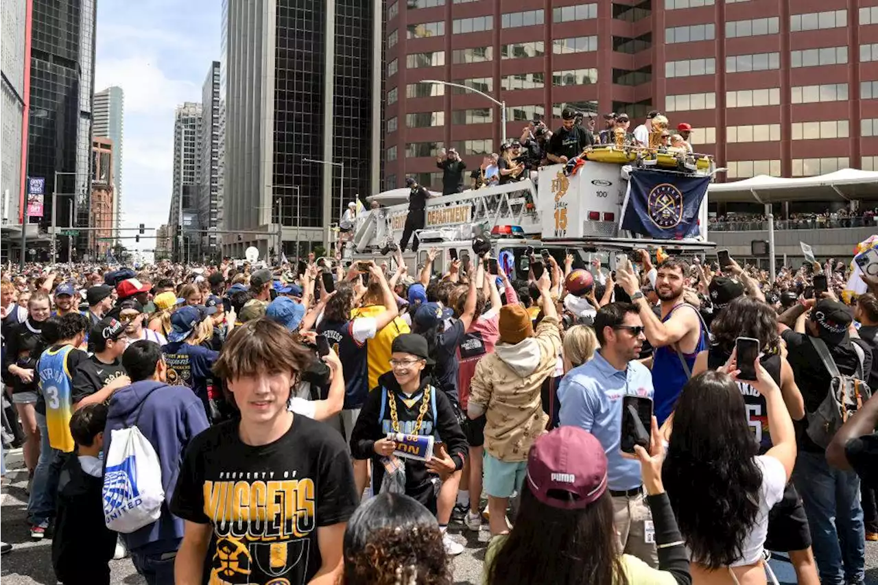 Los Nuggets celebran título de NBA a bordo de camiones de bomberos ante miles de personas