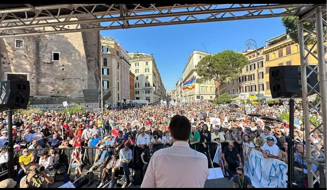 Manifestazione M5S, Conte: 'Salario minimo strada giusta'. Sul palco arriva Grillo: 'Reddito universale contro I'Ai'