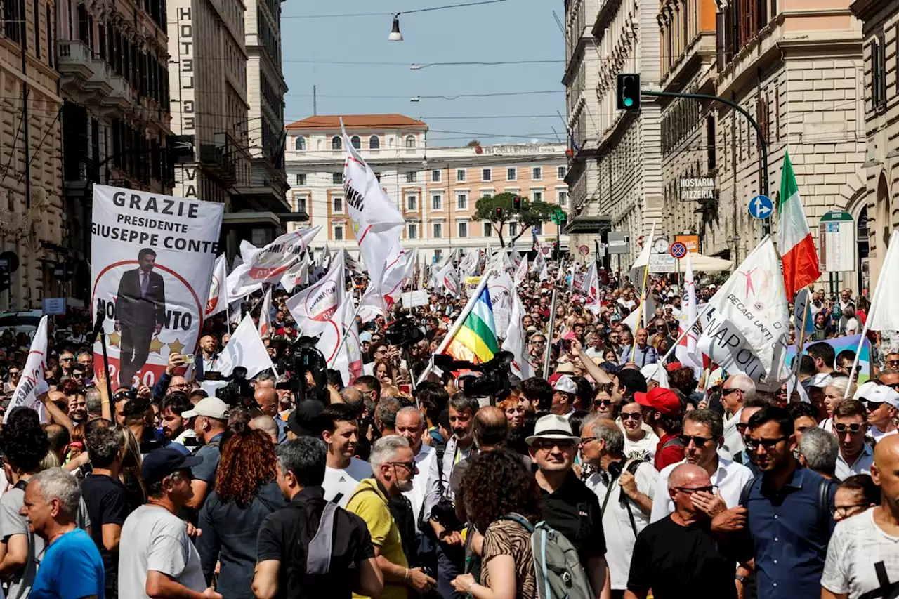 M5s in piazza contro la precarietà, abbraccio tra Conte e Schlein - Politica