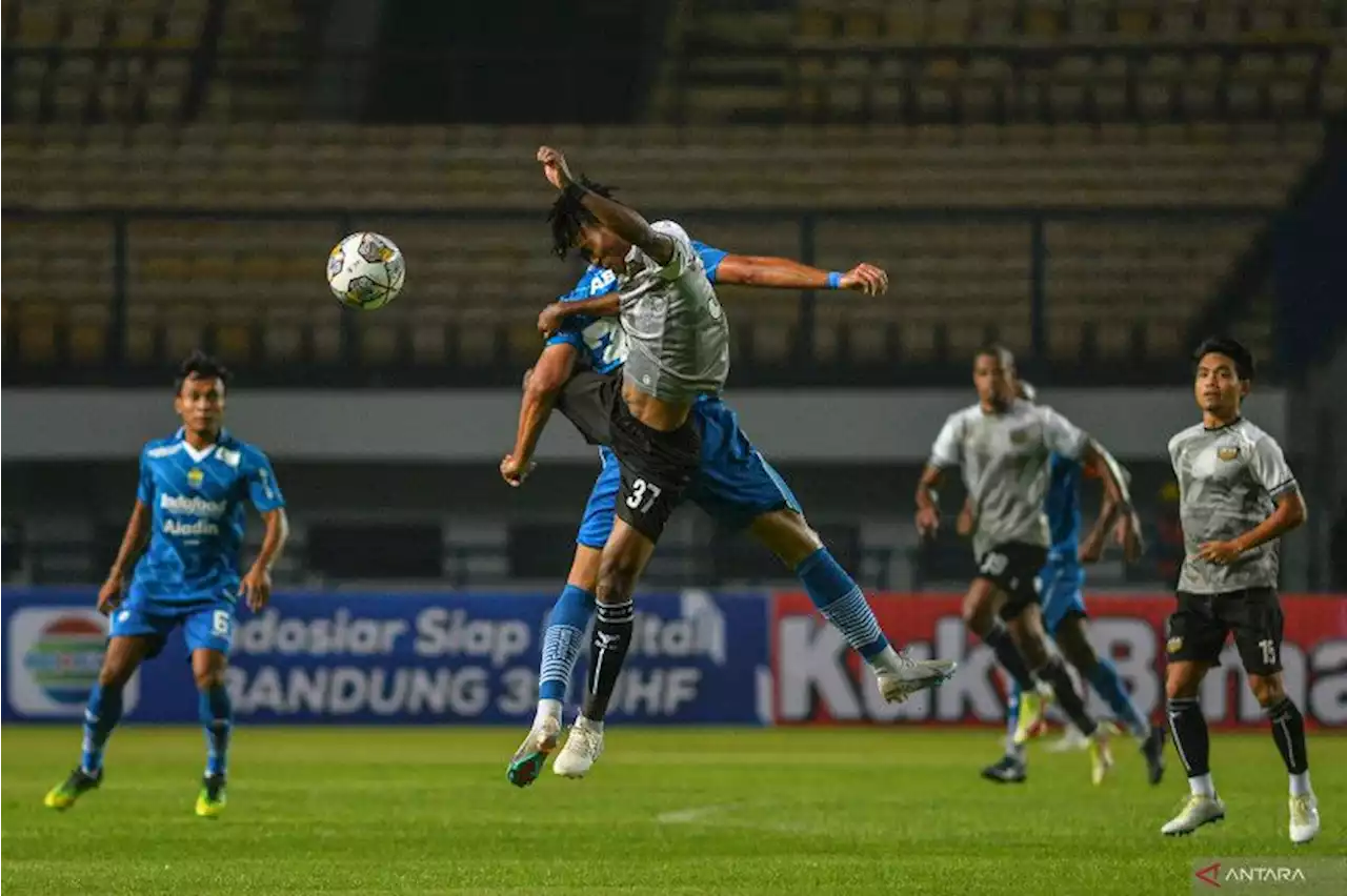 Luis Milla berencana pangkas jumlah pemain Persib Bandung