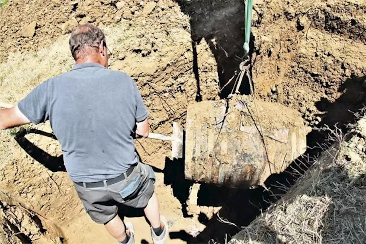 Aus einer Tiefe von zwei Metern wird der Erdwein empor geholt - bauernzeitung.ch