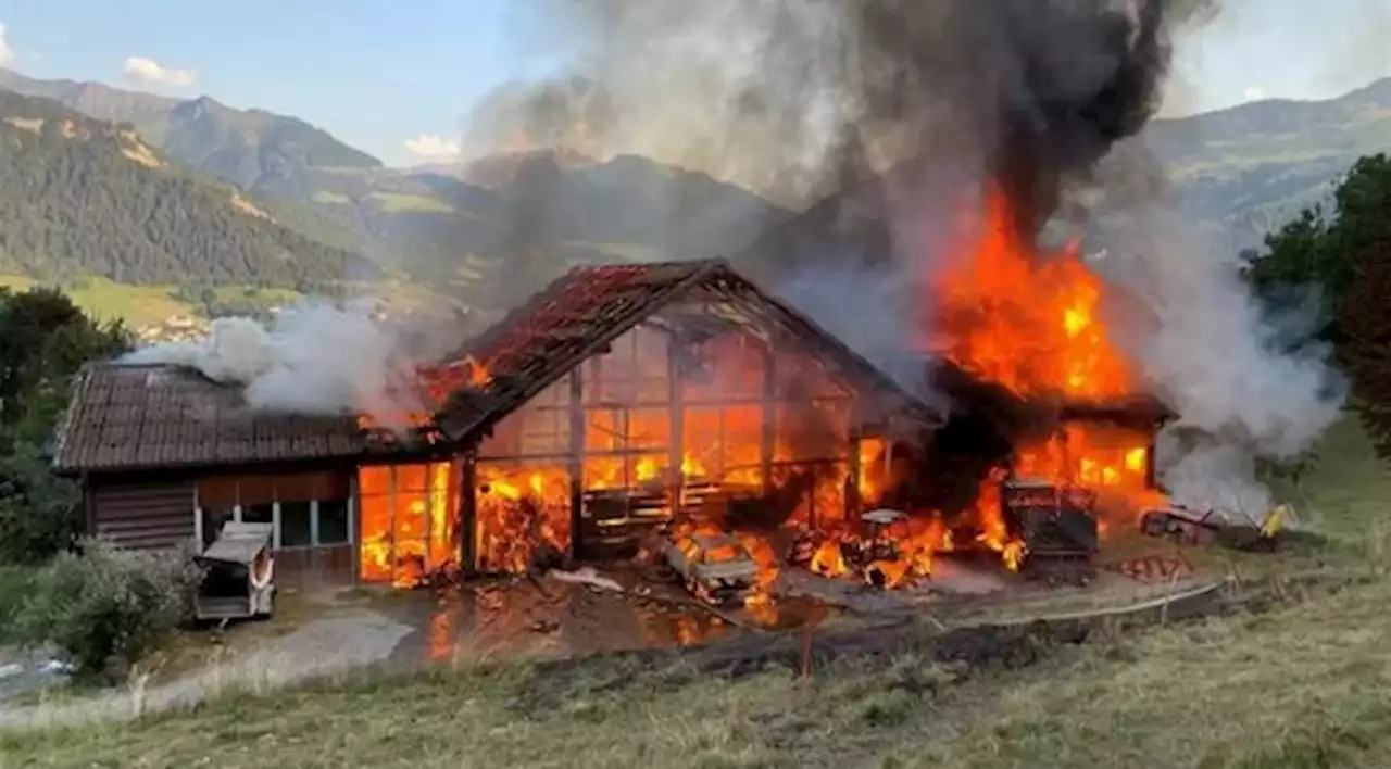 Feuer zerstört Stall und Garage, Tiere und Menschen in Sicherheit - bauernzeitung.ch