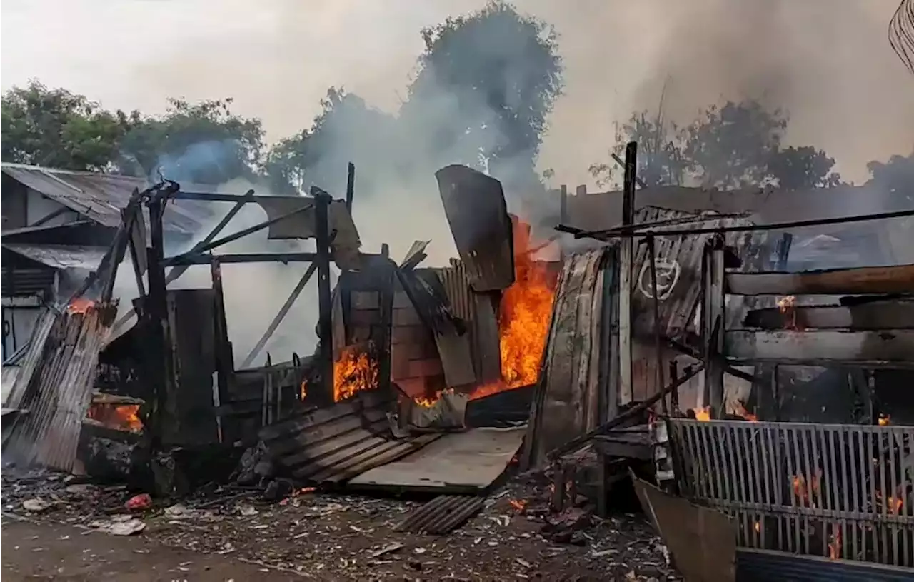 Rumah dan Lapak Pedagang di Buaran Jaktim Ludes Terbakar