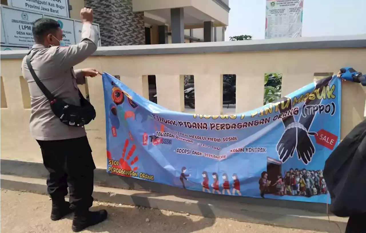 Sindikat TKI Ilegal Marak di Bogor, Polisi Bentangkan Poster TPPO di Kantor Desa Nagrak