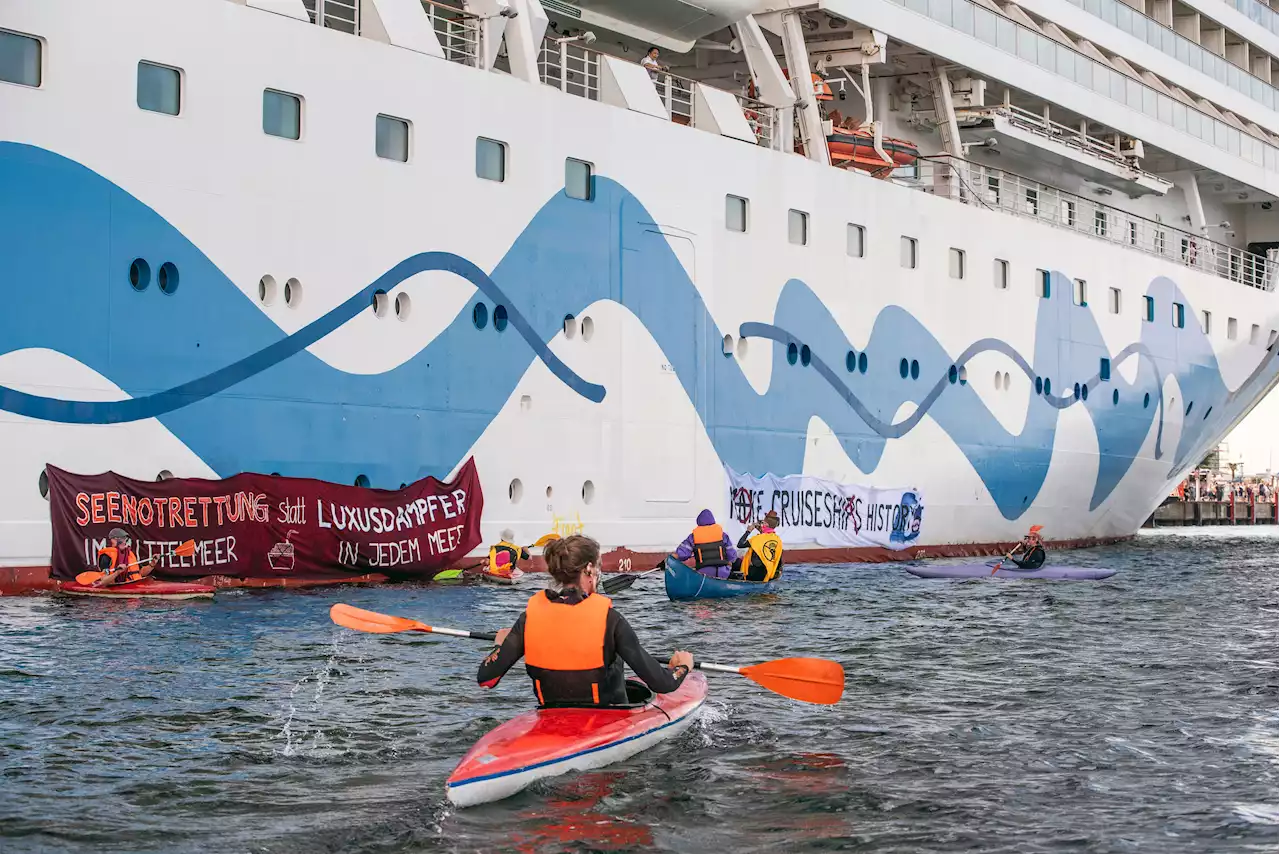 Klimaaktivisten blockieren Kreuzfahrtschiff stundenlang