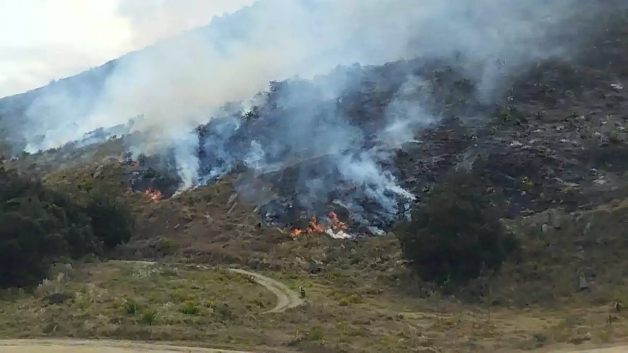 En alerta: Incendio en Cerro Gordo está a 500 metros del relleno sanitario de Mondoñedo