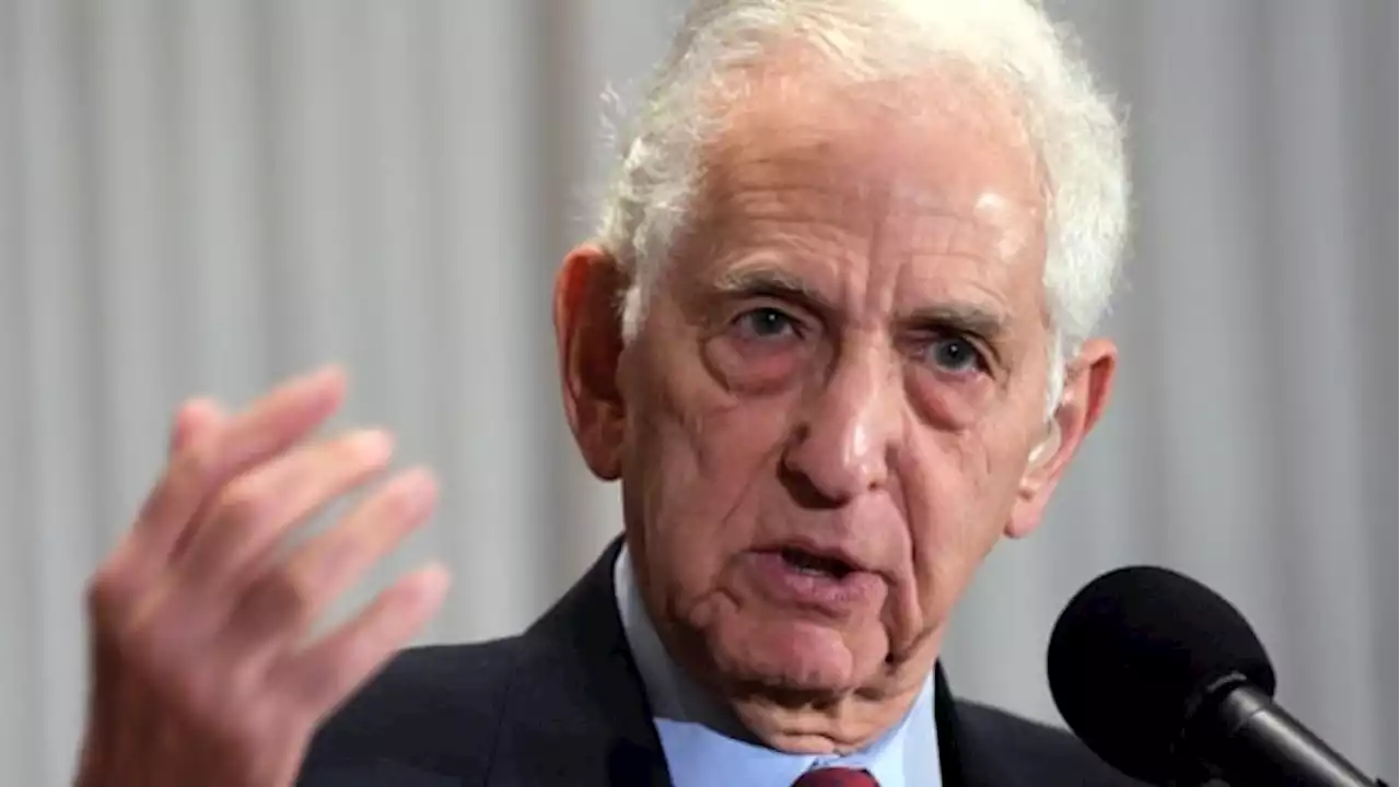 Daniel Ellsberg, who leaked Pentagon Papers exposing Vietnam War secrets, dead at 92 | CBC News