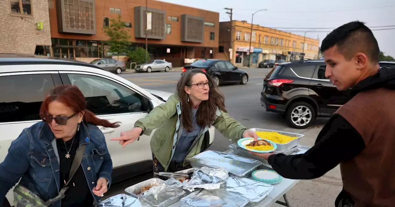 Police called on volunteers delivering food to migrants in Chicago