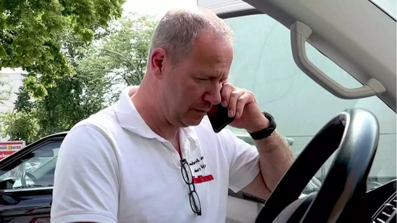 Handwerker auf dem Weg zur Arbeit gefangen im Stau