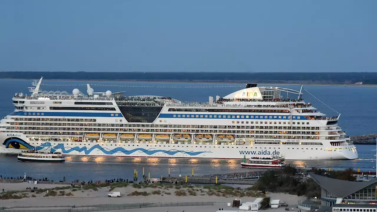 Aktivisten blockieren Kreuzfahrtschiff in Rostock