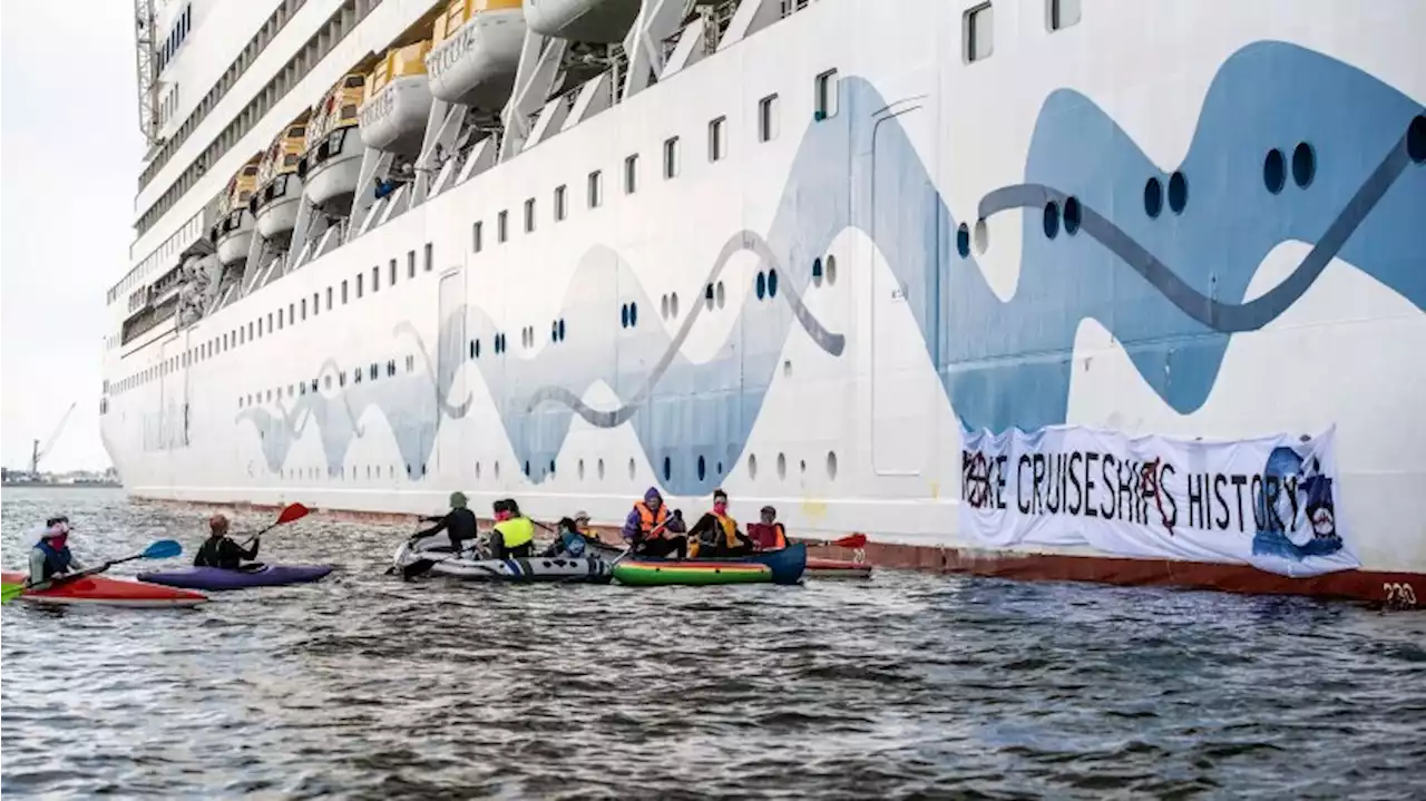 Aktivisten blockieren Kreuzfahrtschiff in Rostock