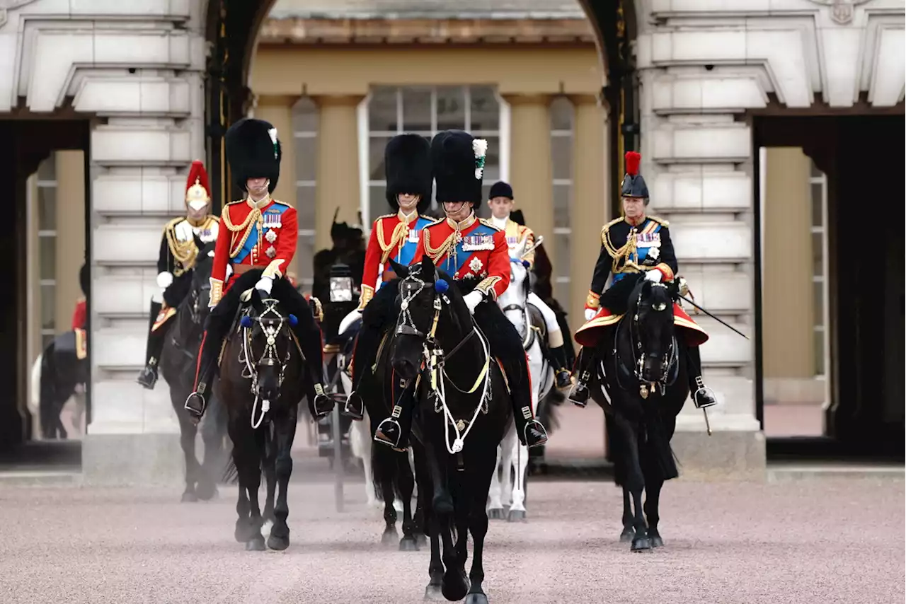 Trooping The Colour : un garde s’effondre en plein défilé, les images chocs dévoilées - Closer