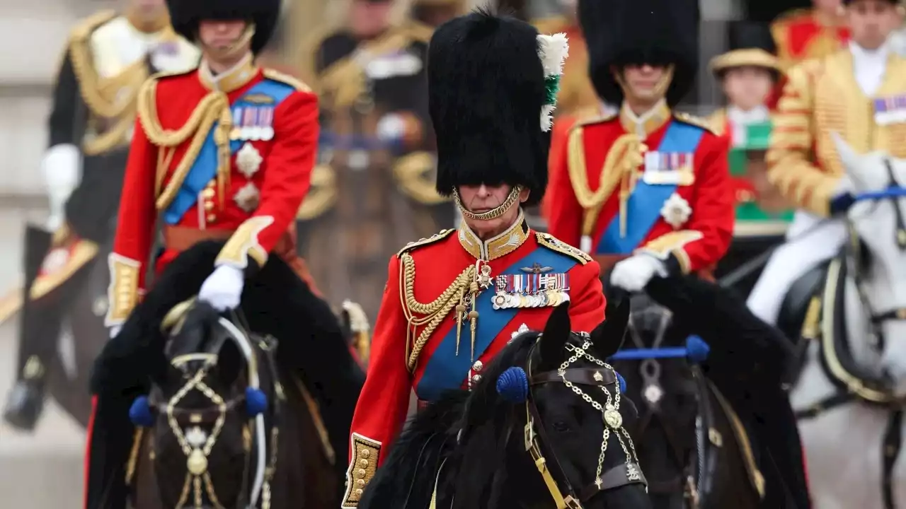 El rey Carlos III cabalga en su primer desfile oficial por su cumpleaños