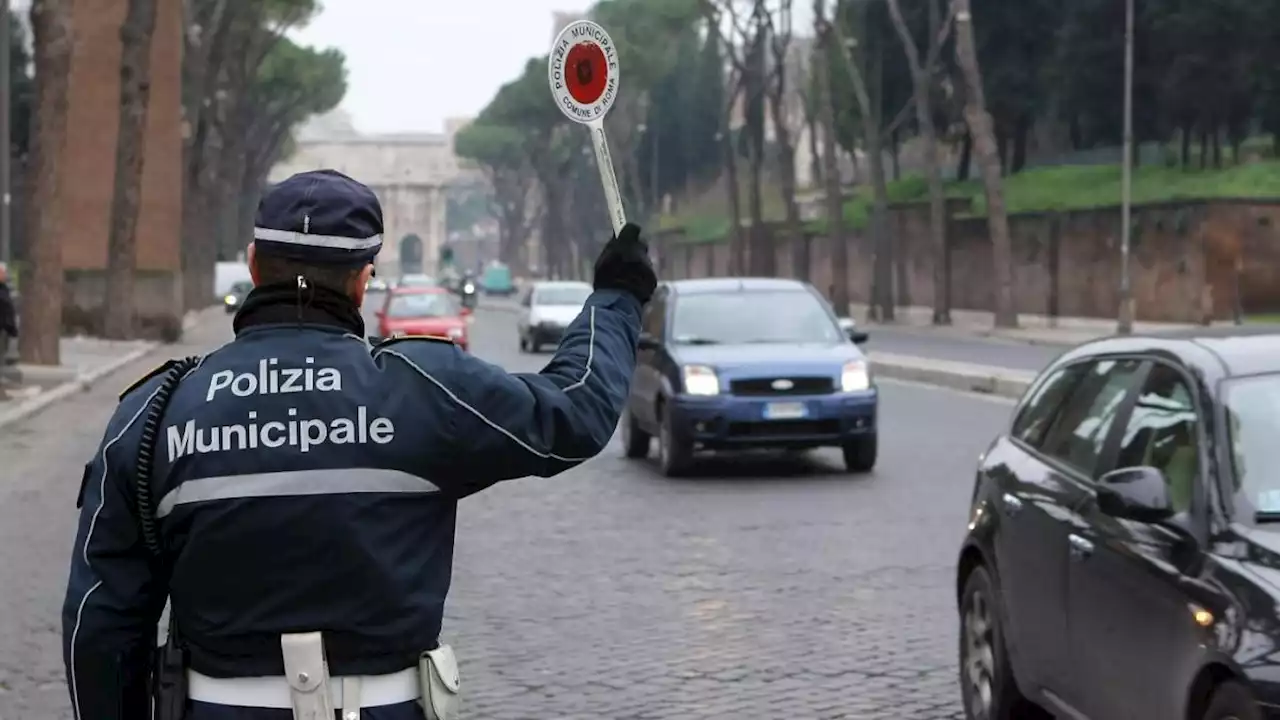 Treviso, in un giorno i vigili «beccano» 10mila auto senza assicurazione o revisione