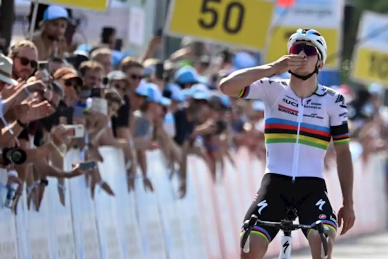 Als eerbetoon aan overleden renner wint Remco Evenepoel solo rit in Ronde van Zwitserland