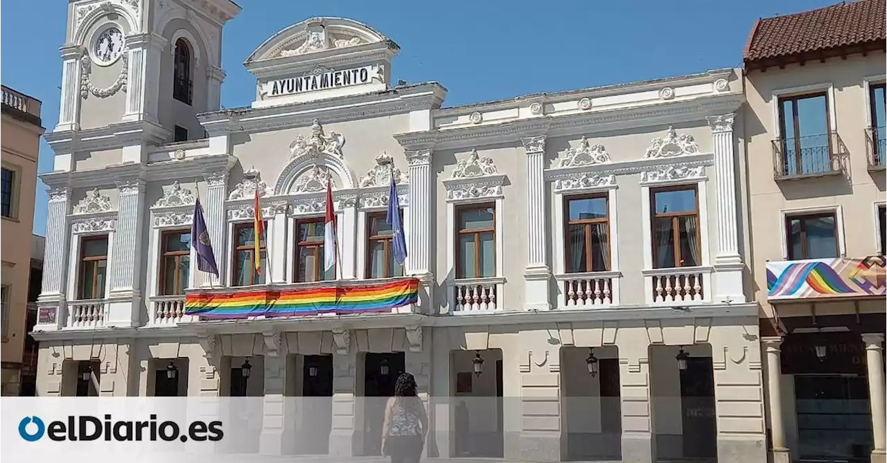 El Ayuntamiento de Guadalajara recibe al nuevo gobierno PP-Vox con una gran bandera LGTBI