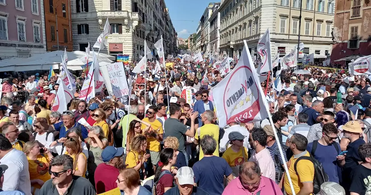 “Basta vite precarie”, il corteo del M5s a Roma. Conte: 'Il salario minimo è la strada giusta'. Schlein: “Vogliamo unire le nostre battaglie” - Il Fatto Quotidiano