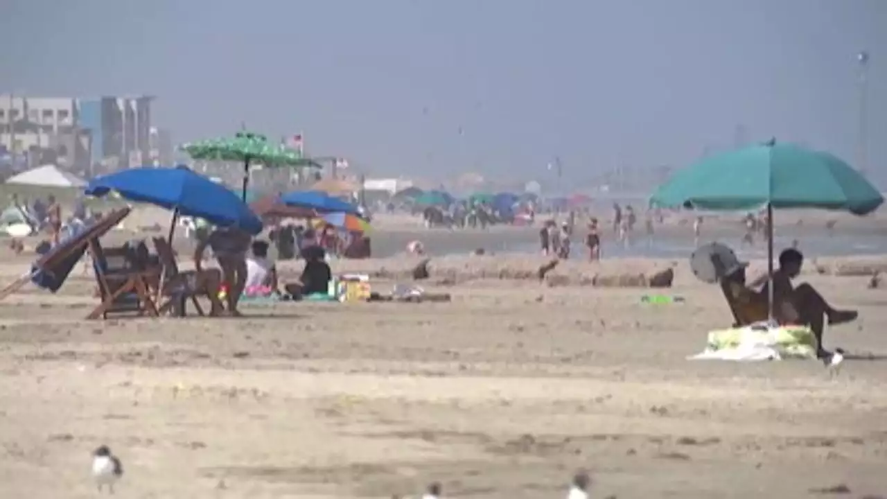 Southeast Texas heatwave attracting people to Galveston beaches, crowds expected for Father's Day