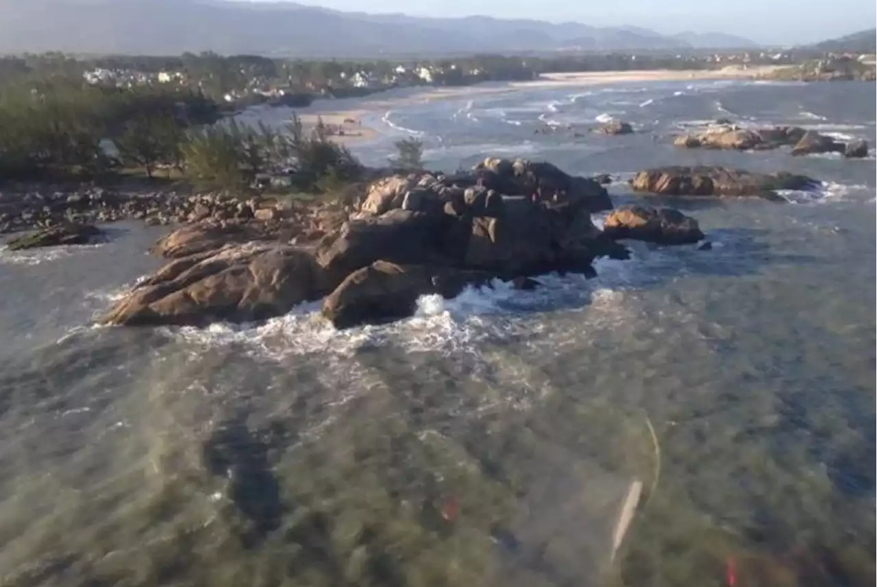 Barco com 12 pessoas naufraga na costa de SC, e Marinha inicia buscas