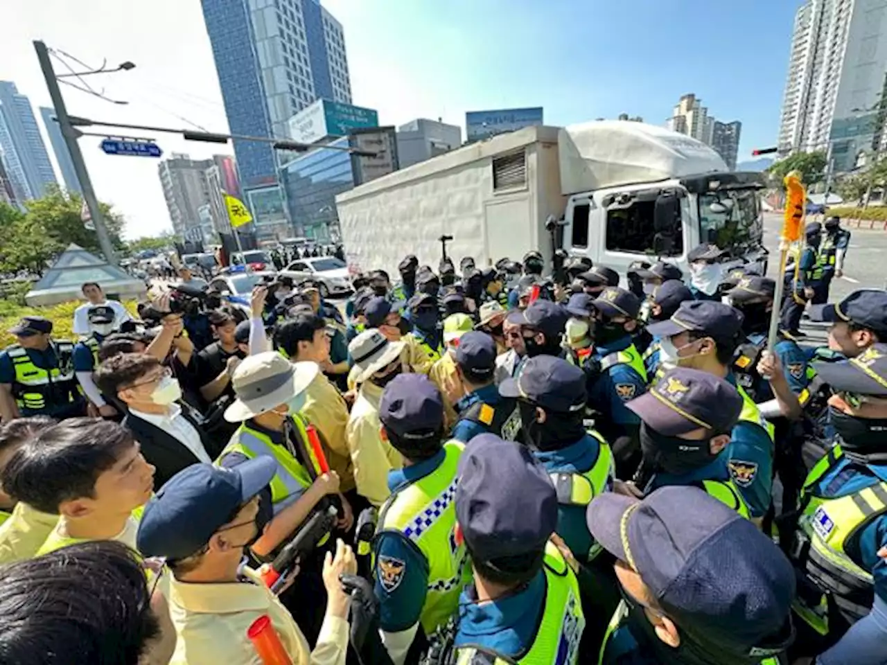 대구 퀴어축제 ‘막으려는’ 대구시와 ‘지키려는’ 경찰 물리적 충돌