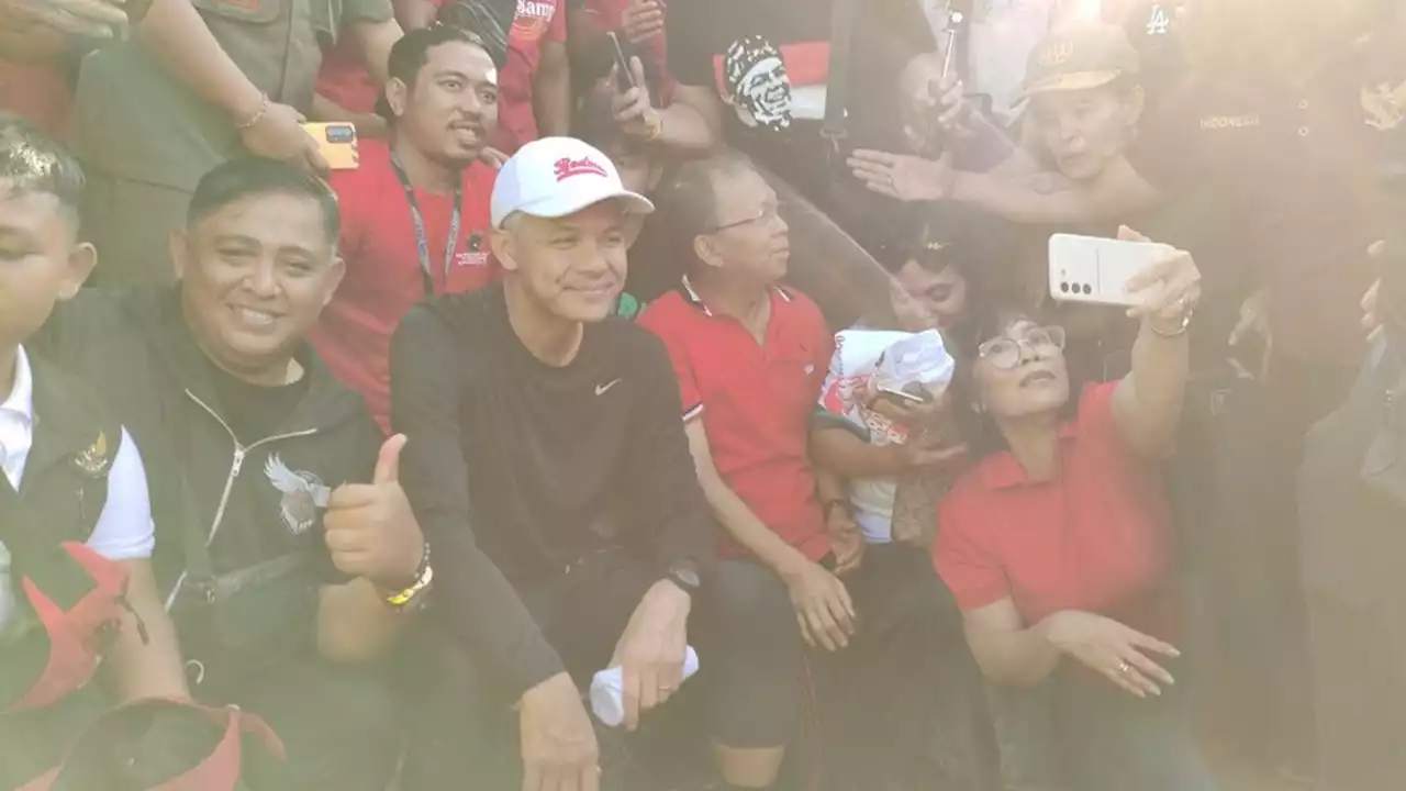 Jalan Santai Bareng Ganjar Pranowo dan Wayan Koster Diramaikan Warga