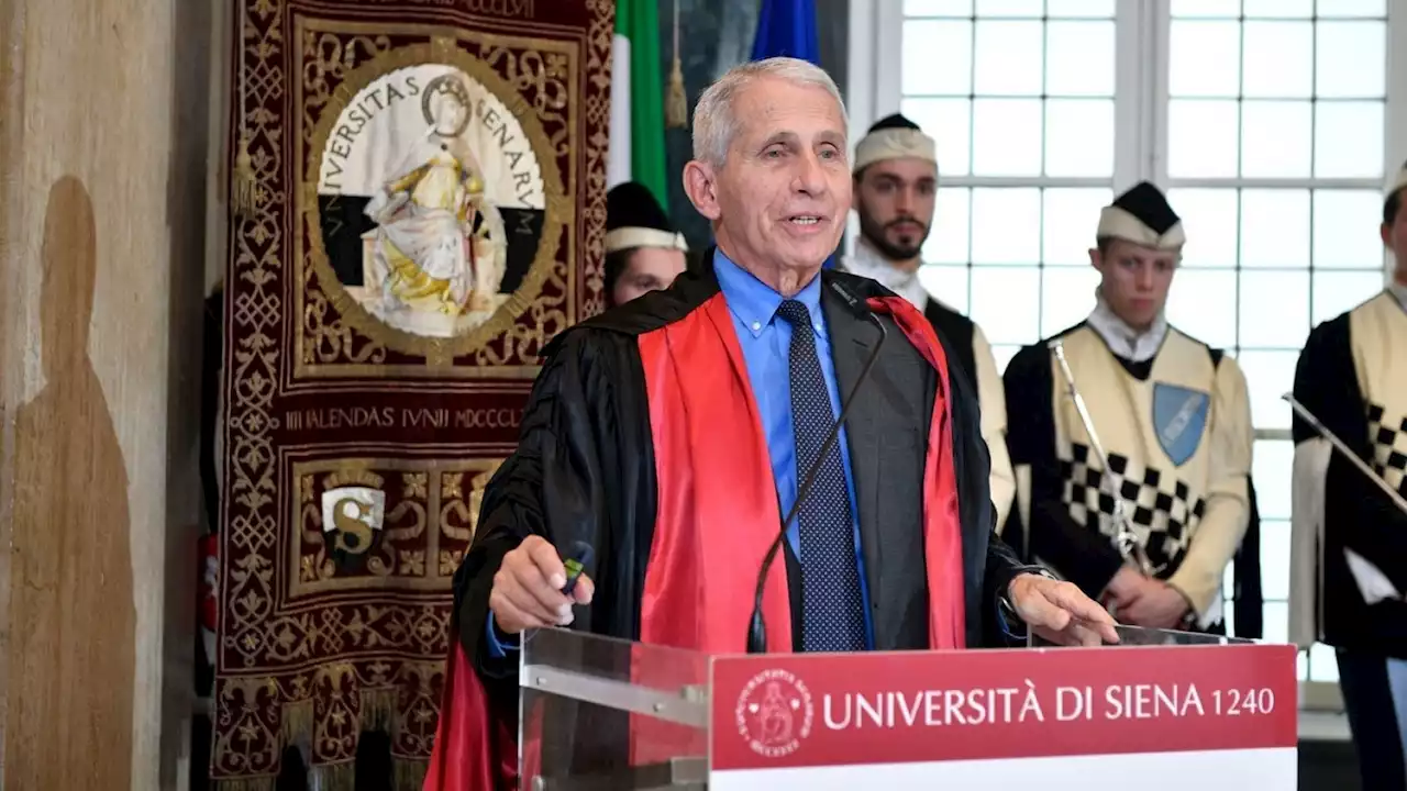 500 No Vax contro la laurea ad honorem a Anthony Fauci all'Università di Siena