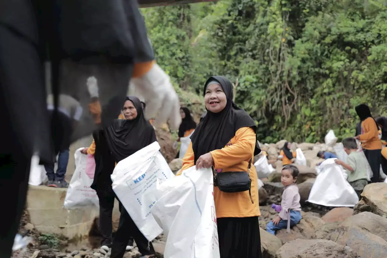 Menyuarakan Solusi Plastik melalui Aksi Lingkungan di Kaki Gunung Lubuk Raya