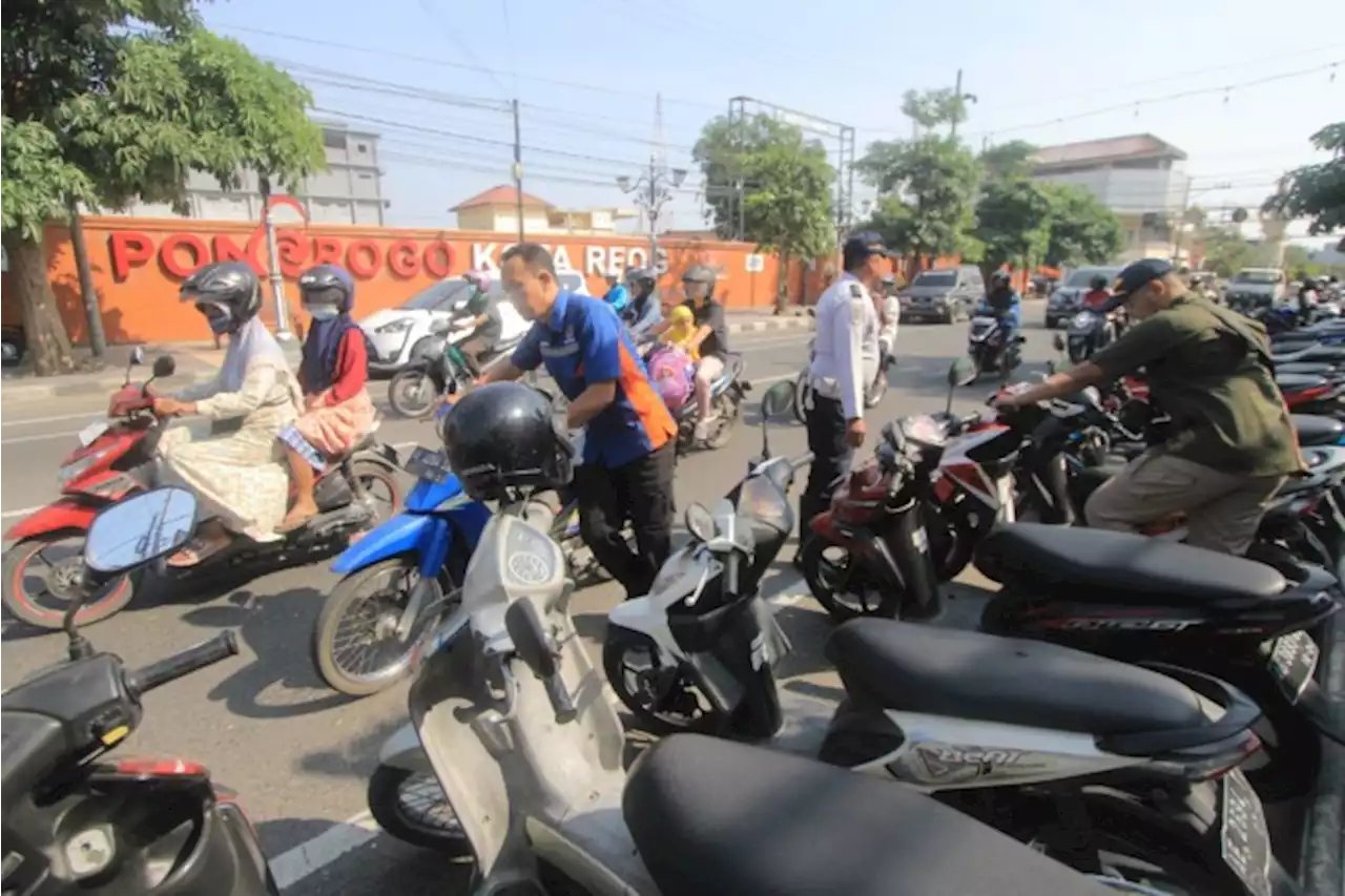 Petugas Gabungan Tertibkan Parkir Motor di Pedestrian HOS Cokroaminoto