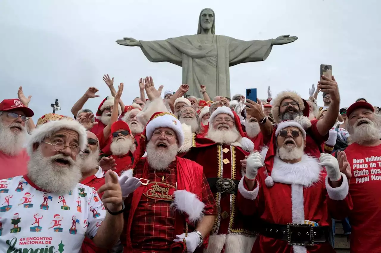 Natal fora de época: papais noéis invadem o Cristo Redentor durante congresso no Rio