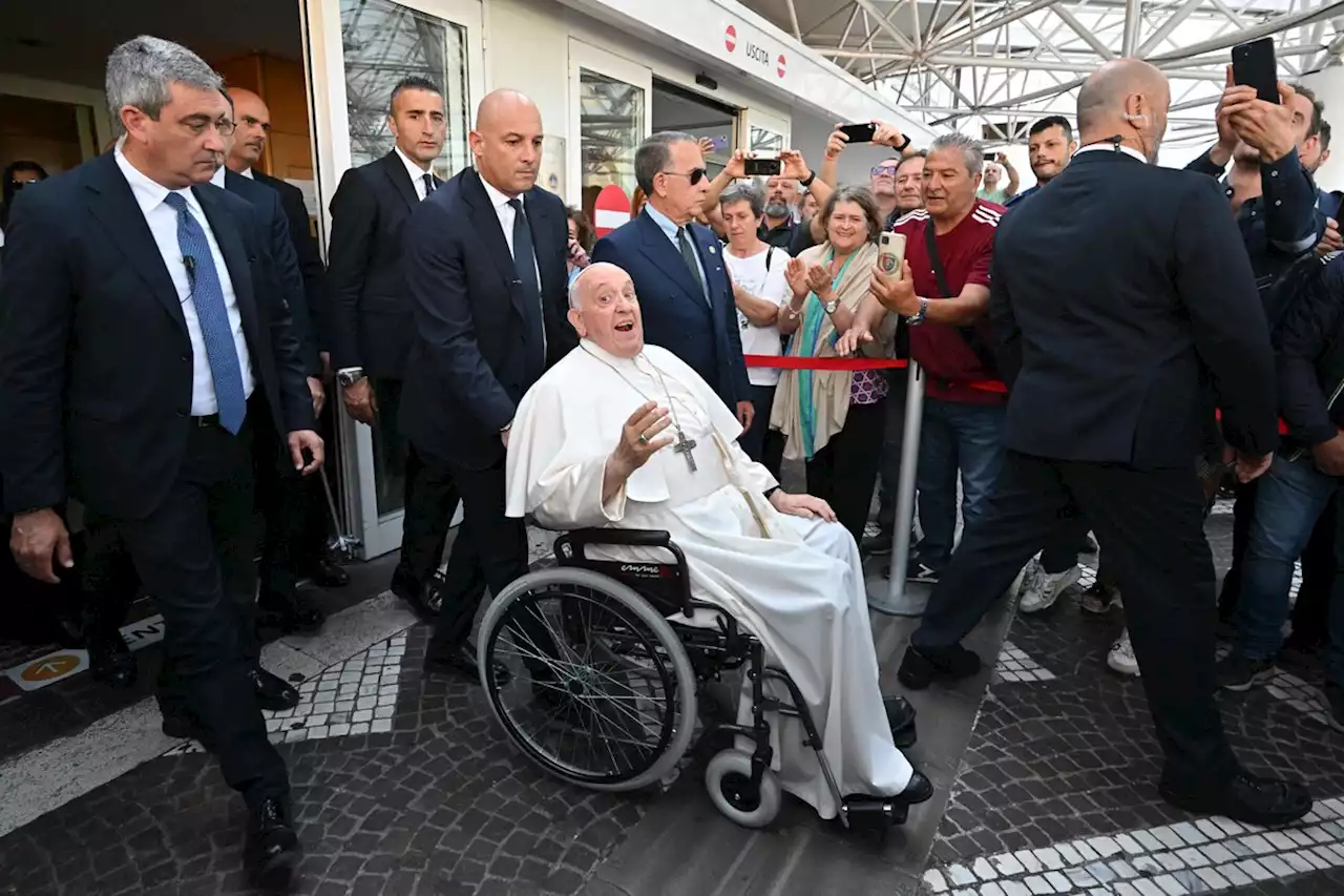 Papa Francisco deixa hospital nove dias após cirurgia no abdômen: 'Estou bem e ainda vivo'