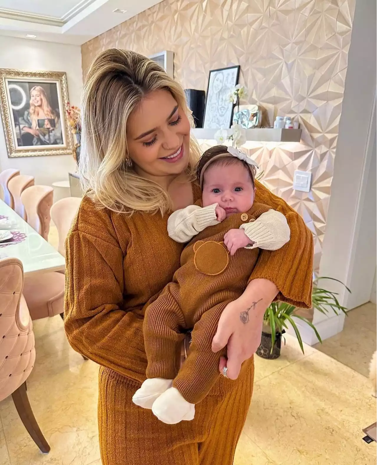 Com roupas iguais, Viih Tube posta foto com a filha Lua e encanta fãs: 'Mamãe Urso'