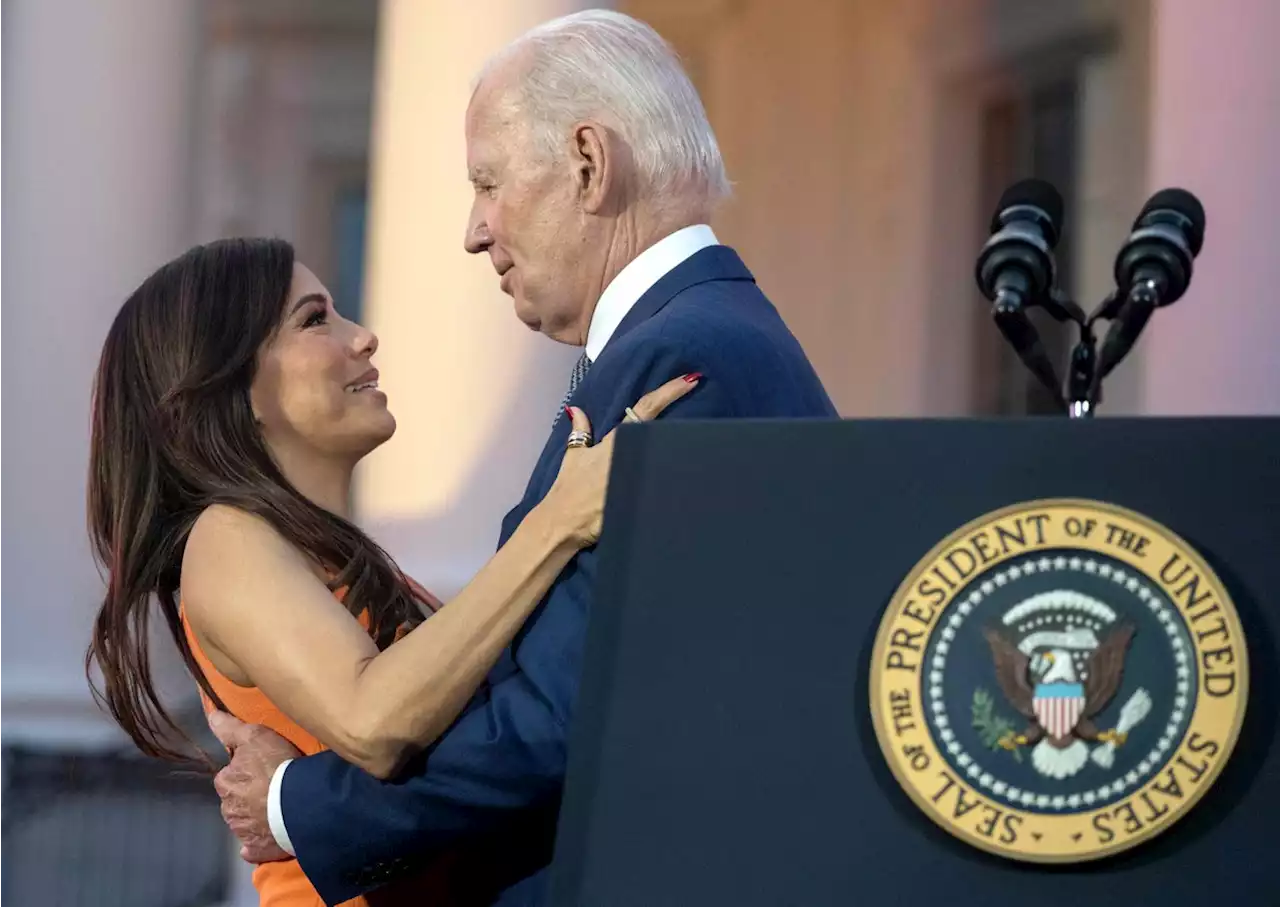 Internautas apontam 'mão boba' de Joe Biden em abraço na atriz Eva Longoria; vídeo