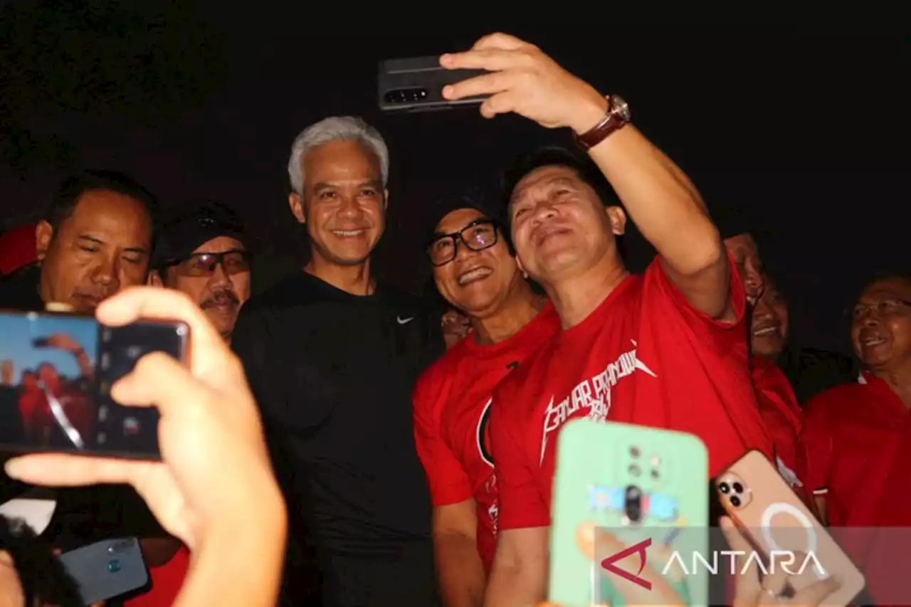 Ganjar Diserbu Warga saat Fun Walk di Bali, Ini yang Terjadi