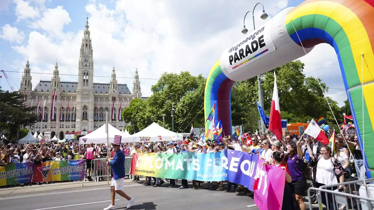 Zehntausende bei Vienna Pride, kleine Gegendemo