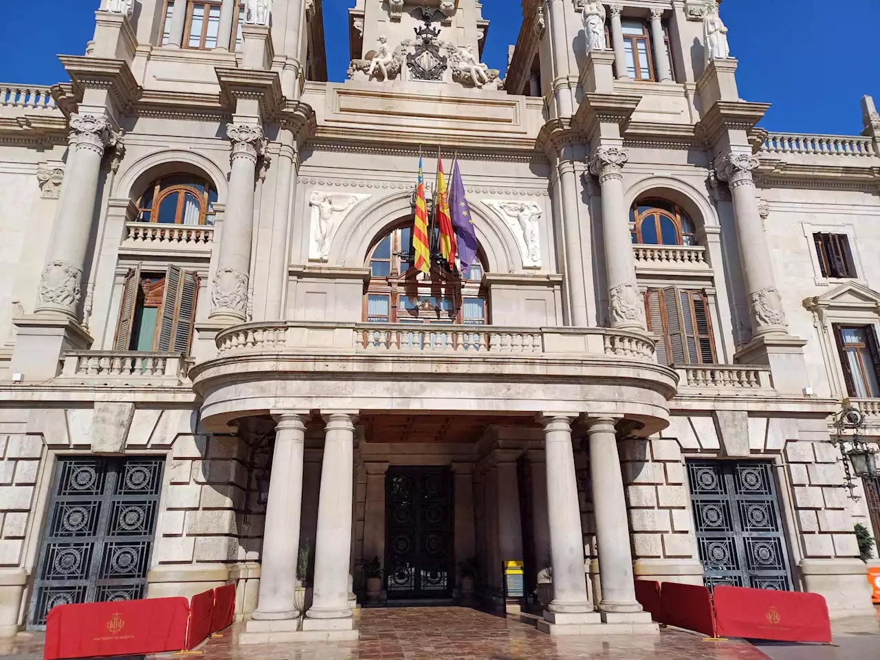 Retiran la bandera del arcoíris que colocó Ribó en el balcón del Ayuntamiento de València el último día de su alcaldía