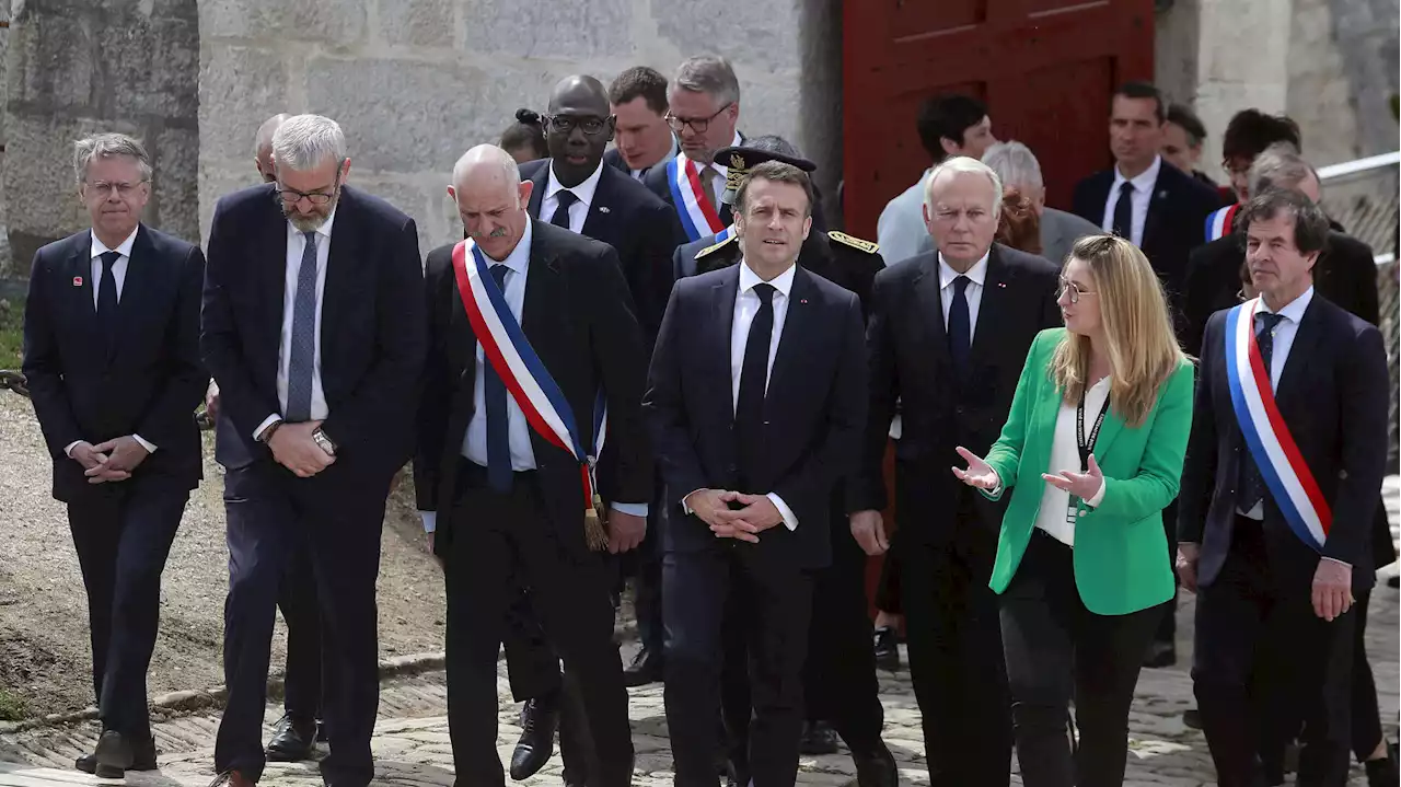 L’homme accusé d’avoir lancé un fumigène sur l’hélicoptère de Macron mis en examen et écroué