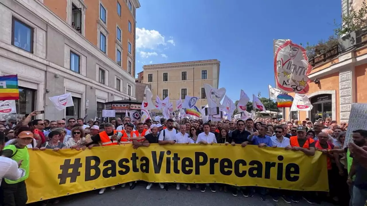 Fotogallery - 'Basta vite precarie', a Roma il corteo del M5s