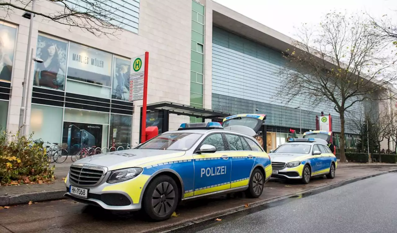 Schwarze Rauchwolke über Hamburger Einkaufszentrum – Teile fallen vom Dach