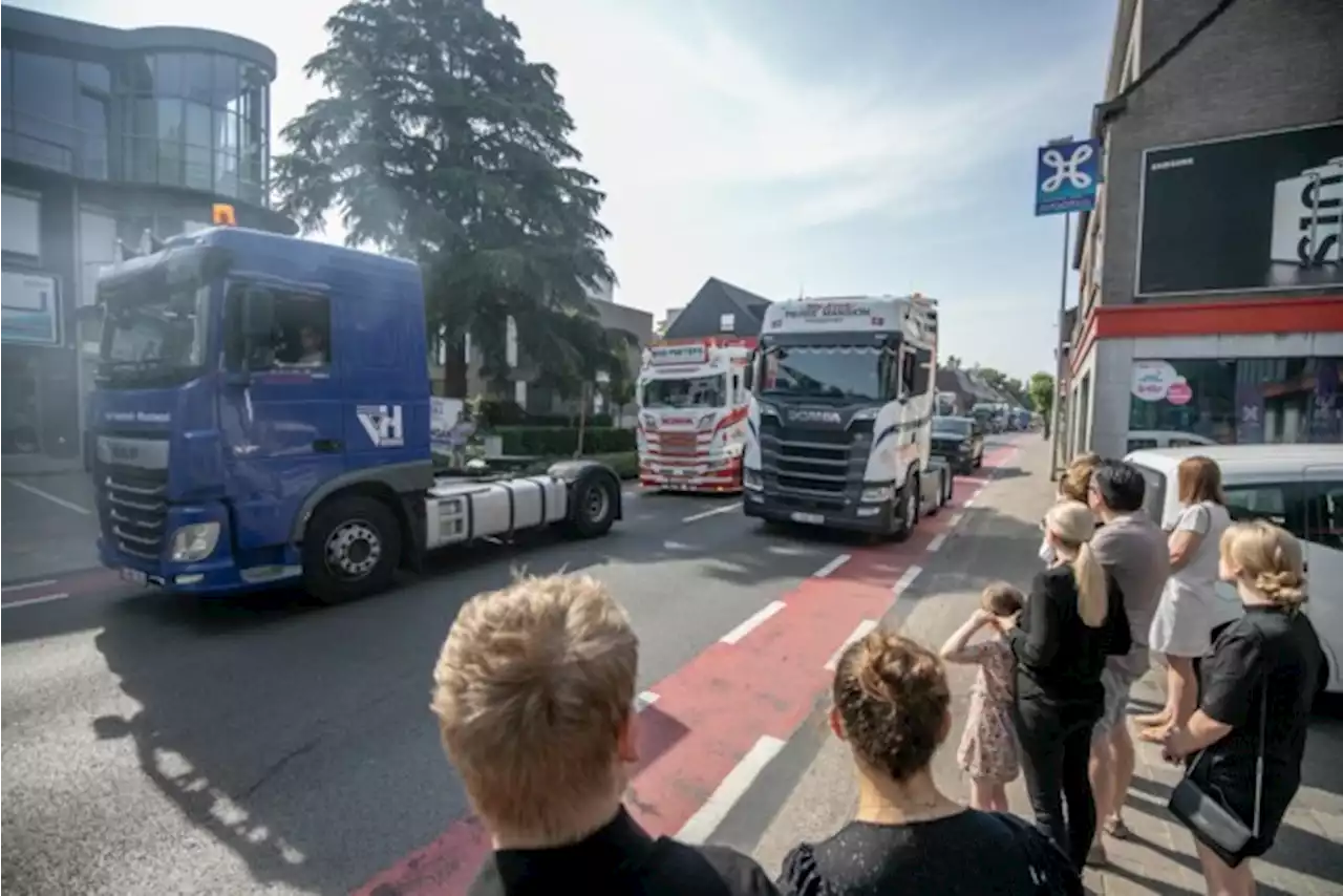 Vader Kim voert urne van Arne (22) in truck naar afscheidsviering: “Een vriend met plaats in zijn hart voor iedereen”