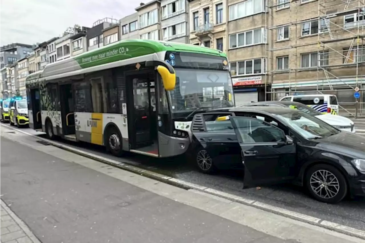 Vijf gewonden bij aanrijding tussen bus en personenwagen op Antwerpse Plantin en Moretuslei